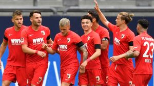 Augsburg har tagit en seger efter pausen. Laget vann borta mot Schalke 04. Augsburg jublar efter mål.