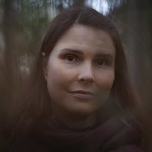 Jannika Välimaa katsoo kohti.