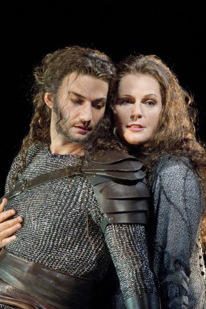Siegmund (Jonas Kaufmann) ja Sieglinde (Eva-Maria Westbroek) Valkyyria-oopperassa.