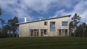 Villa Sundsvedja i Dragsfjärd är en modern konferensbyggnad ett stenkast från Amos Andersons Söderlångvik gård. Villa Sundsvedja har en träfasad med stora fönster och snett tak.