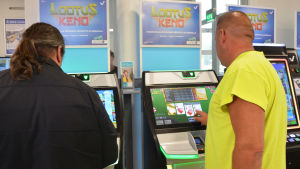 Många väljer att spela bort en stund om de råkar ha extra slantar i fickan. Två män spelar på spelmaskiner.
