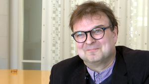 Henrik Grönroos vill att folkhögskolorna ska vara bråkstakarna i klassen. Porträttbild på Henrik Grönroos, rektor för Västra Nylands folkhögskola.