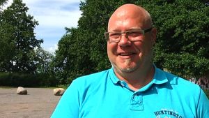 Den glada sopsorteraren Petri Eriksson från Lojo. Petri Eriksson sorterade sopor i Lojo.