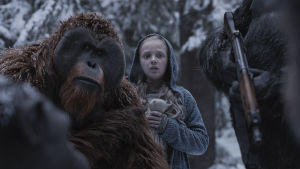 Maurice (Karin Konoval) och den lilla flickan Nova (Amiah Miller) kan inte tro att mänskan kan vara så ond som hon faktiskt är. Maurice (Karin Konoval) och Nova (Amiah Miller) står i en snöig skog och ser bekymrade ut.