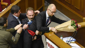 Ukrainsk parlamentariker lyfter bort premiärminister Jatsenjuk från talarpodiet. Ukrainsk parlamentariker lyfter bort premiärminister Jatsenjuk från talarpodiet 11 december 2015