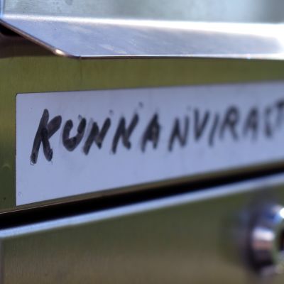 Kunnanviraston postilaatikko.