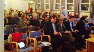 Invånarkvällen samlade knappt hundra personer. Publik och tjänstemän bänkar sig på invånarkvällen, också kallad diskussionstilfälle, som Raseborg ordnade.