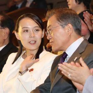 Kim Yo-Jong träffade president Moon Jae-in för första gången under OS i Pyeongchang för drygt två år sedan, då relationerna var på väg att värmas upp. Kim Yo-Jong träffade president Moon Jae-in för första gången under OS i Pyeongchang för drygt två år sedan, då relationerna var på väg att uppvärmas.