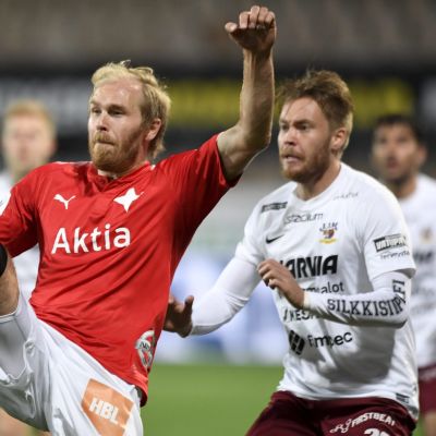 HIFK:n Kim Raimi, JJK:n Samu Nieminen taistelivat pallosta.