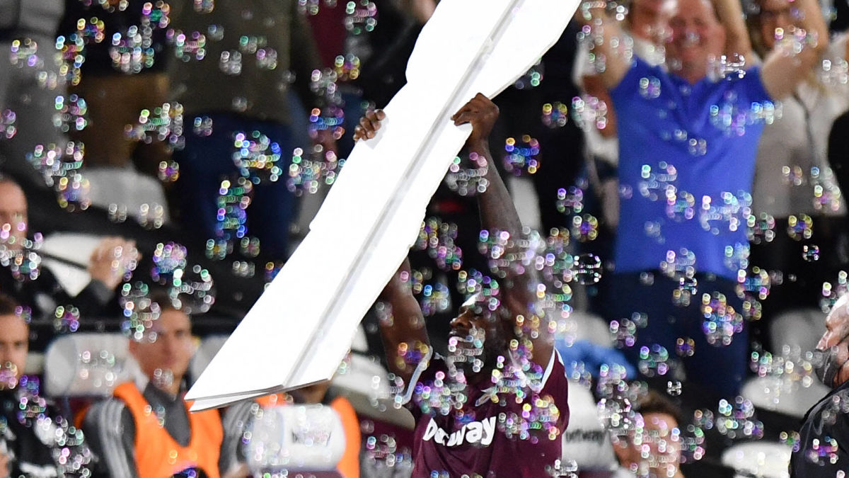 Dans, kyss och såpbubblor – rekordskytten Michail Antonio firade glatt när West Ham steg upp som tabelletta i Premier ...