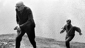 Urho Kekkonen kävelee kalliolla