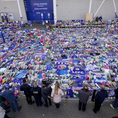 Kukkia ja suruviestejä Leicester Cityn kotistadionin edustalla.