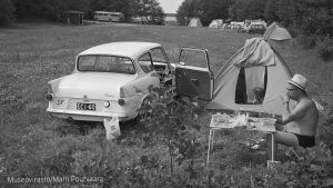 Vielä 1960-luvulla brittiautot olivat haluttuja Suomessa. Ford Anglian (kuvan 105E-mallia tuotiin Suomeen noin 28 000 autoa) väärin päin kallistettu takalasi johti lempinimeen "Juustohöylä". Ford Anglia leirintäalueella, kupoliteltan edessä mies retkipöydän ääressä uimahousuisillaan.