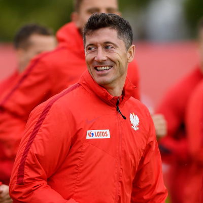 Robert Lewandowski värmer upp.