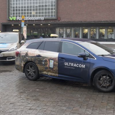 Takseja odottamassa kyytejä Tampereen rautatieasemalla.