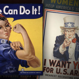Kollaasi tunnetuista propagandajulisteista, keskimmäisenä hauista näyttävä nainen ja teksti We can do it!