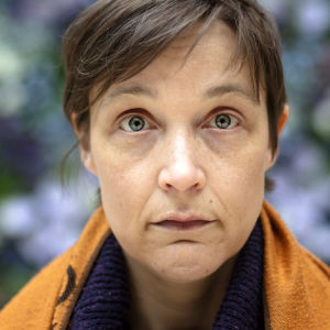 Sensei Mitra Virtaperko katsoo suoraan kameraan.