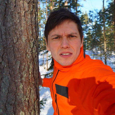 Johan Gullmets i skogen.
