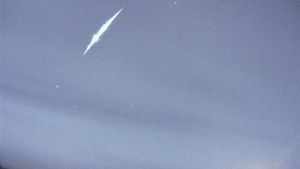 Julgubben återinträder i atmosfären ovanför Vasa. Klart lysande meteor som fångats på bild av Astronomiska föreningen Ursas automatiska kamera.