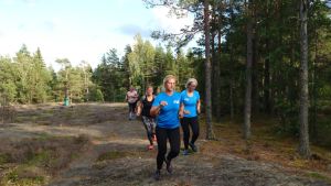 Theresia Hagman, Mikaela Lindgren, Eva Koponen och Catarina von Frenckell under ett träningspass i Västerby Flera kvinnor springer upp för en backe.