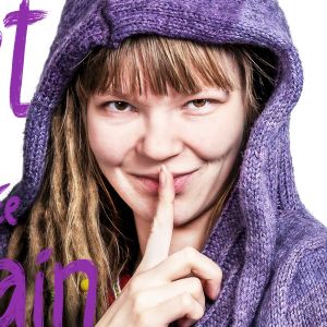 Janica Gauriloff lähikuvassa, podcastin nimen kera.
