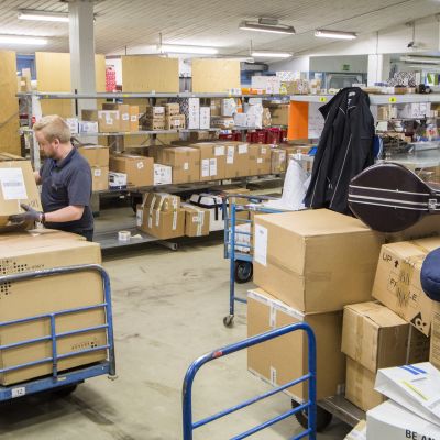 Pakettien lajittelua Kuopion Matkahuollossa.