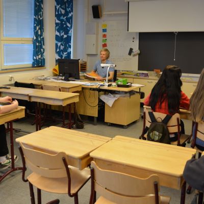 Launeen koululaisia luokassa.