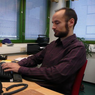 Oikeusavustaja Tommi Hoikkala työpöydän äärellä
