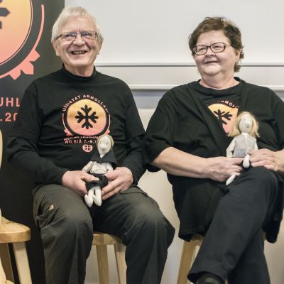 Paavon pallien nikkaroija Erkki Rissanen ja idean äiti Eila Hiltunen istuvat Paavon palleilla.