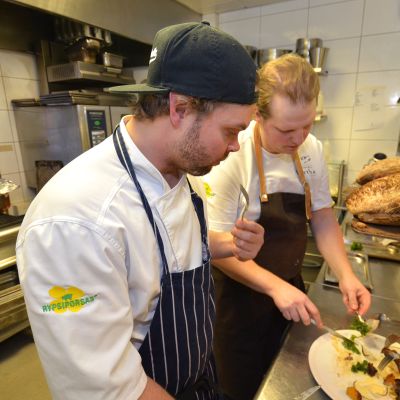 Antti Leuku ja Pekka salmela maistelevat ruoka-annosta.