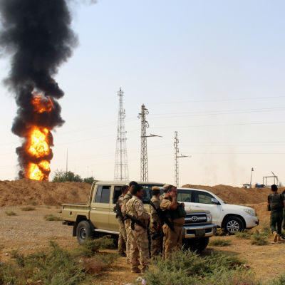 Kurdiska Peshmerga-soldater utanför en oljeanläggning nära Kirkuk efter en IS-attack i juli 2016.