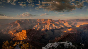 Aurinko nousee Grand Canyonin kansallispuistossa. Kuusiosainen luontodokumenttisarja tutustuu Pohjois-Amerikan kansallispuistoihin.