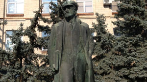 Lenin står fortfarande utanför guvernörens byggnad, trots att det är 1000 kilometer härifrån till Ryssland.