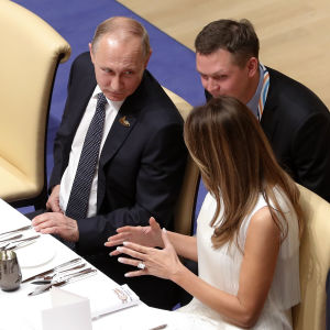 USA:s första dam Melania Trump och Vladimir Putin satt bredvid varandra under G20-middagen i Hamburg. USA:s första dam Melania Trump och Rysslands president Vladimir Putin vid en middag under G20-mötet i Hamburg 2017.