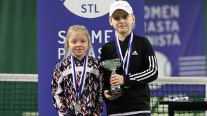 Aava Eriksson och Lucas Eriksson. En flicka och en pojke som har fått en tennispokal