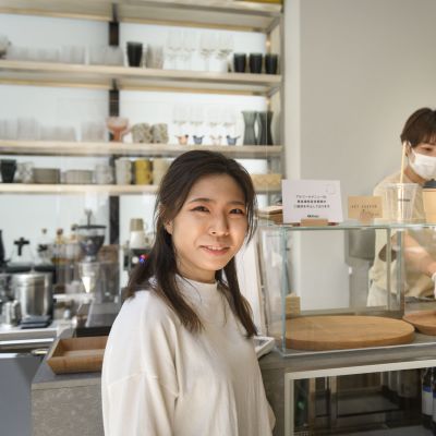 Iittalalla Suomessakin työskennellyt Yayoi Nishida kertoo että korvapuustit ja lohikeitto tekevät kauppansa Tokiossa. Tomoko Kase työskentelee kahvilassa.