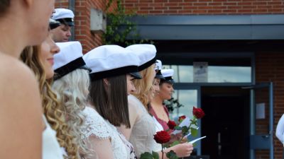 Studenter med mössor på i rad.