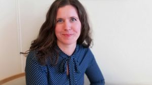 Malax kommundirektör Jenny Malmsten ser att det är möjligt att samarbetsförhandlingar måste inledas. Malax kommundirektör Jenny Malmsten klädd i blå skjorta.