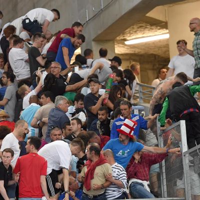 Engelska fans flyr fotbollsläktaren i Marseille efter att ryska fans stormat en del av läktaren.