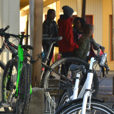 Cyklar och elever framför Gerby skola. 