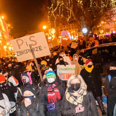 Collage av två bilder. Till vänster en person som håller upp långfingrarna till poliser i Polen, till höger människor som demonstrerar.