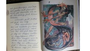 Älvan och de fyra andarna -kirjan aukeama. Kirja oli Torsten-isän nelivuotissyntymäpäivälahja Tuva Korsströmille v. 1950. Kuvassa Tulenhaltia näyttäytyy Silverdis-keijulle. "Älvan och de fyra andarna" oli Torsten-isän antama itse tehty kirjalahja Tuva Korsströmille tämän täyttäessä neljä vuotta v. 1950. Aukeaman kuvassa tulenhaltia näyttäytyy Silverdis-keijulle.
