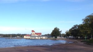 Restaurang Knipan i Ekenäs. En gul restaurang på vatten: restaurang Knipan i ekenäs.