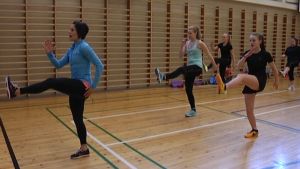 Den som inte utmanas, utvecklas inte, säger Helena Fredriksson. Gymnastiktimme i Ekenäs högstadieskola