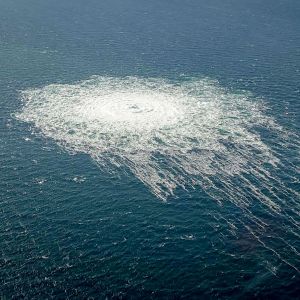 Kuohuvaa vettä Bornholmin saaren edustalla 27. syyskuuta 2022 ilmasta otetusta kuvassa.