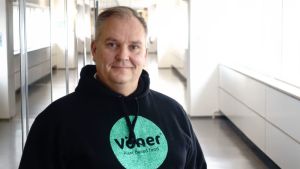 Christer Schoultz hoppas att människor nu ska använda öron och ögon för att se om det finns missbruk i umgängeskretsen eller i huset där man bor.. Christer Schoultz hjälper missbrukare.