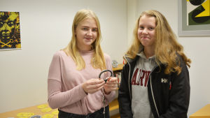 Jessika Rissanen och Emmi Salminen tyckte spelet var tillräckligt krävande. Två tonårsflickor står inne i ett litet rum. Den ena av dem håller i ett par handklovar. De tittar in i kameran och ler.