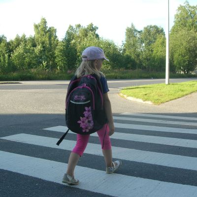 Pikkukoululainen ylittämäsä suojatietä