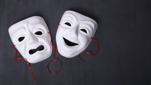 Tinja Sabel är utbildad skådespelare, men har alltid kombinerat teatern med musiken. teatermasker