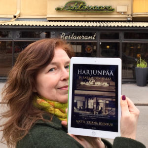 Kirjabloggaaja Tuijata kirja Harjunpää ja rakkauden nälkä kädessään